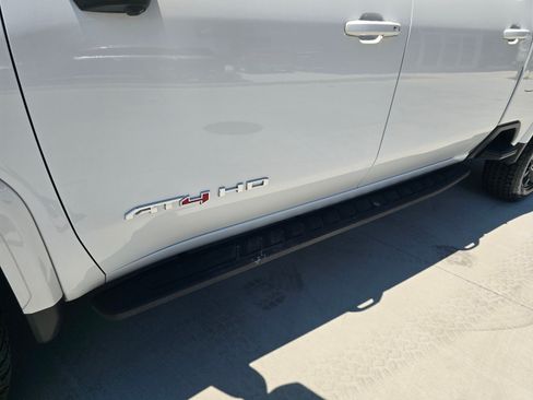Used 2024 GMC Sierra 2500 AT4 w/ AT4 Premium Plus Package AWD/4WD image 10