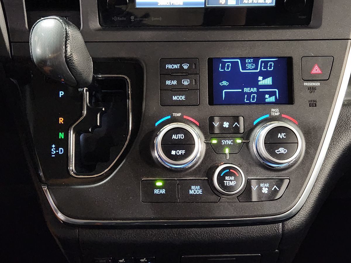 Used 2017 Toyota Sienna SE FWD image 37