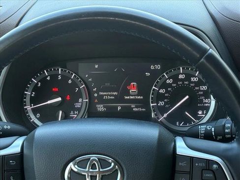 Used 2022 Toyota Highlander XLE FWD image 25