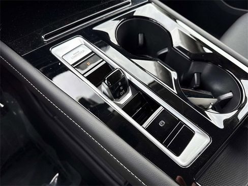 Certified 2025 Volkswagen Atlas SE image 24