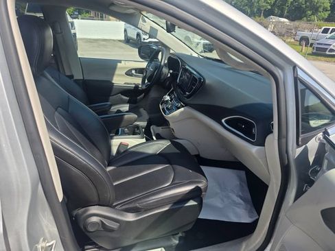 Used 2024 Chrysler Pacifica Touring-L FWD image 39