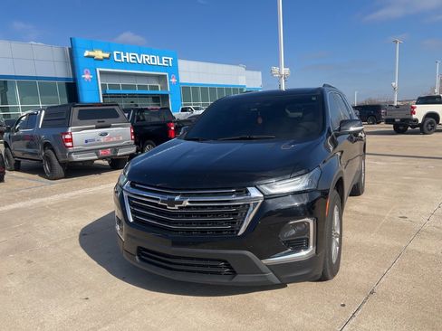 Used 2023 Chevrolet Traverse LT image 3