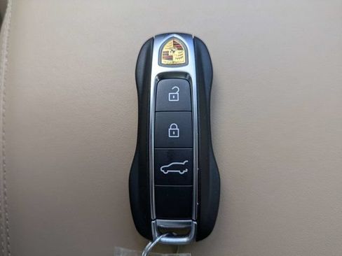 Used 2025 Porsche Cayenne AWD/4WD image 31