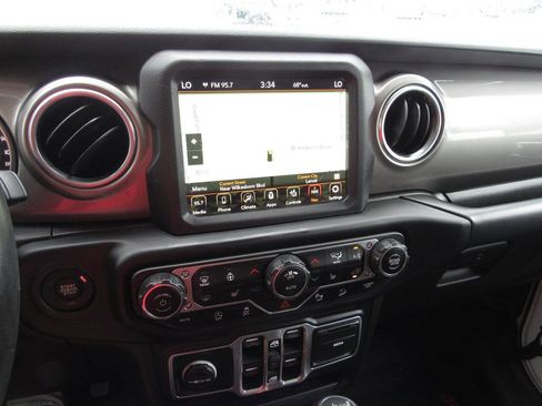 Used 2018 Jeep Wrangler Unlimited Sahara AWD/4WD image 25
