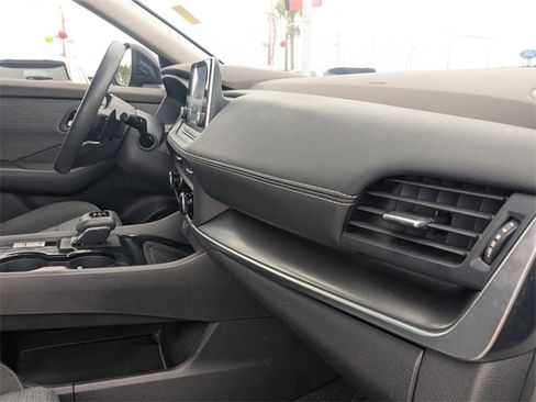 Used 2023 Nissan Rogue SV image 34