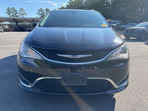 Used 2017 Chrysler Pacifica Touring-L Plus w/ Tire & Wheel Group FWD image 8