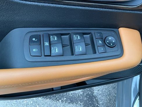 Used 2023 Chrysler Pacifica Pinnacle FWD image 36
