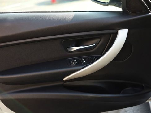 Used 2018 BMW 320i xDrive 320i xDrive Sedan 4D w/ Convenience Package image 9