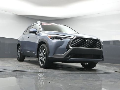 Used 2023 Toyota Corolla Cross XLE image 32