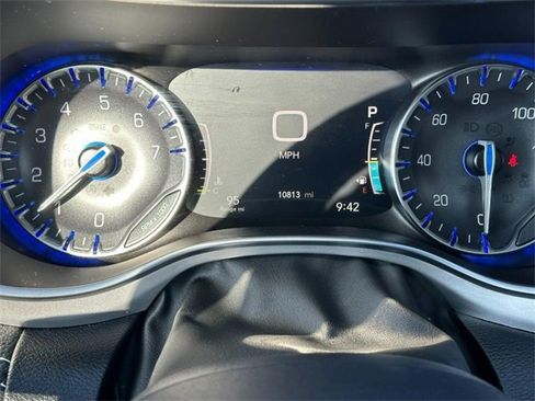 Used 2025 Chrysler Pacifica Limited image 23