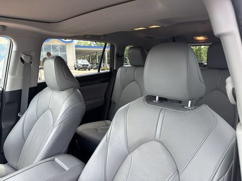 Used 2023 Toyota Highlander Limited FWD image 11