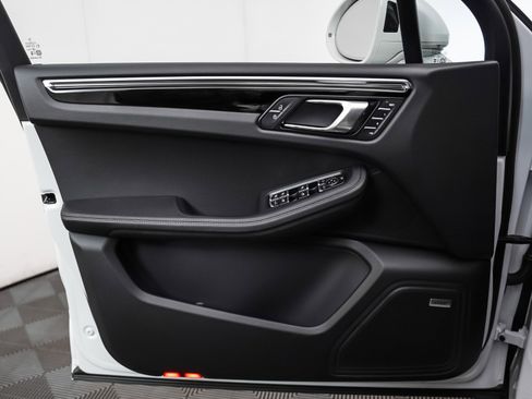 New 2026 Porsche Macan S image 25