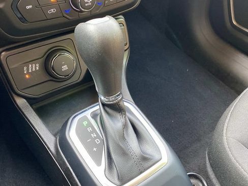 Used 2023 Jeep Renegade Latitude AWD/4WD image 29