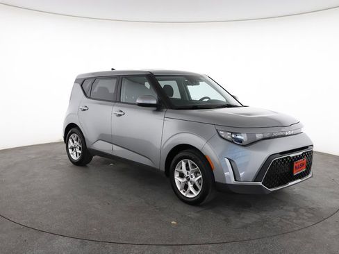 Used 2025 Kia Soul LX w/ LX Technology Package image 2