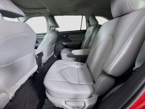 Used 2023 Toyota Highlander XLE AWD/4WD image 24