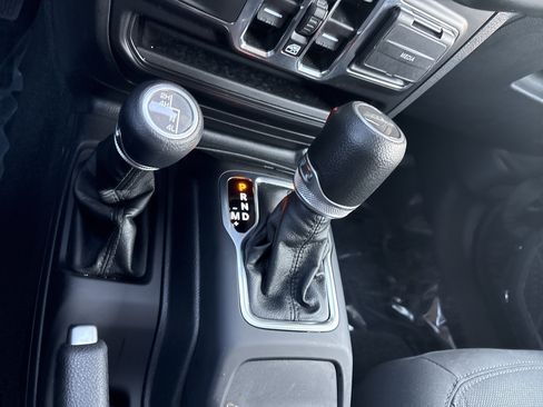 Certified 2023 Jeep Gladiator Willys image 32