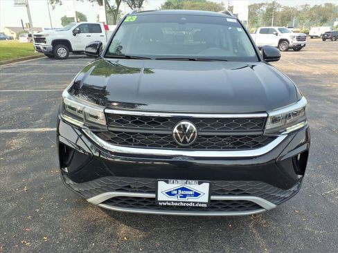 Used 2023 Volkswagen Taos SE AWD/4WD image 2