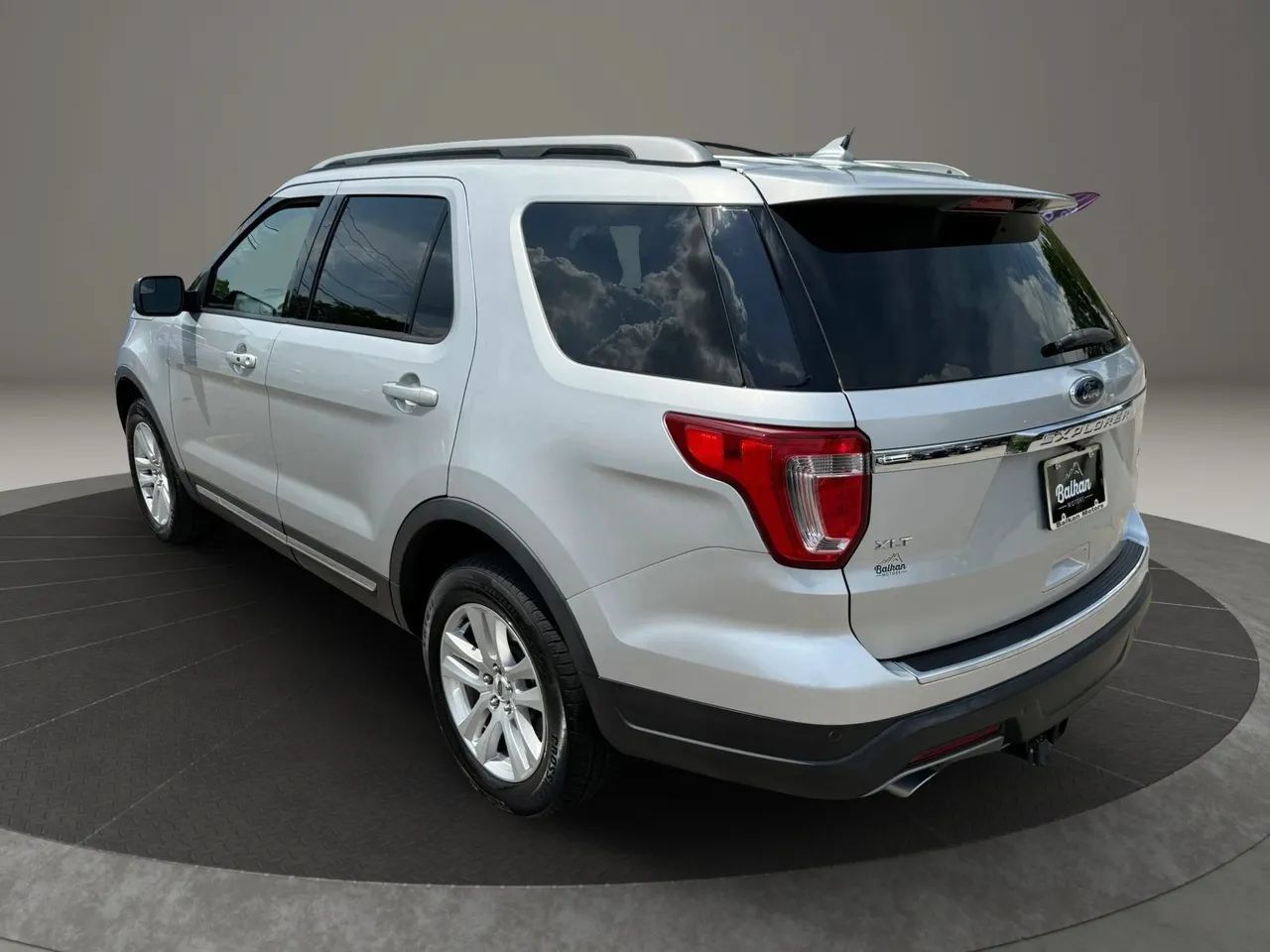 Used 2018 Ford Explorer XLT w/ Equipment Group 201A AWD/4WD image 10