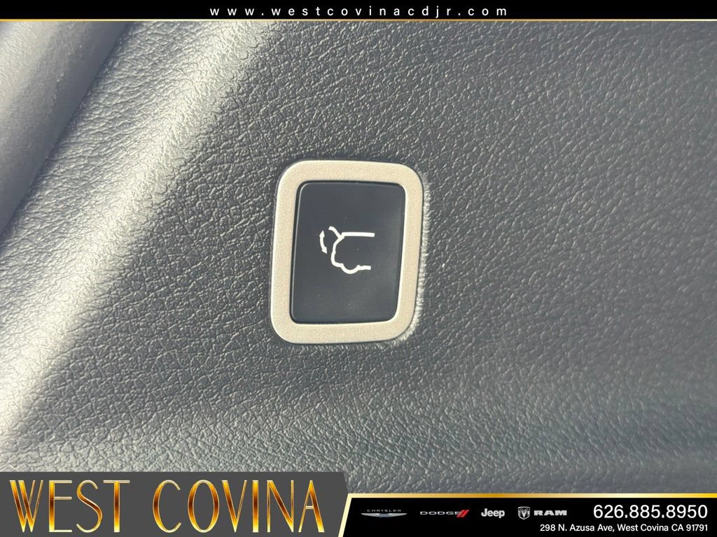 Used 2023 Chrysler Pacifica Pinnacle FWD image 17