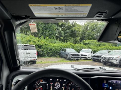 Used 2025 Jeep Wrangler Unlimited Sahara AWD/4WD image 33