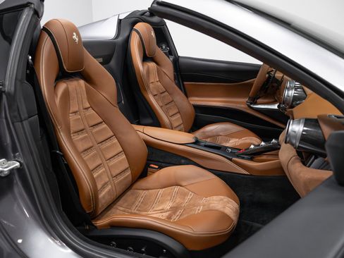 Used 2021 Ferrari 812 GTS image 25