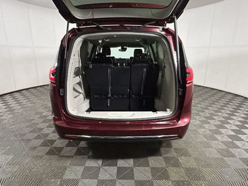 Used 2023 Chrysler Pacifica Touring-L FWD image 27