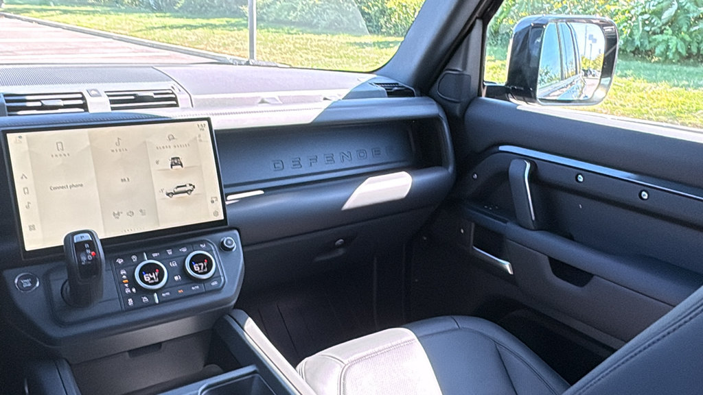 Used 2026 Land Rover Defender 110 X-Dynamic SE AWD/4WD image 28