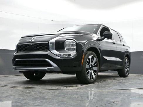 Used 2025 Mitsubishi Outlander AWD image 44