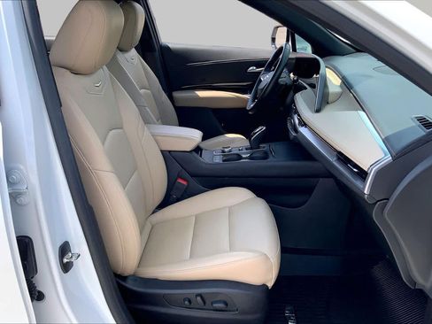 Used 2024 Cadillac XT4 Luxury w/ Cold Weather Package FWD image 9