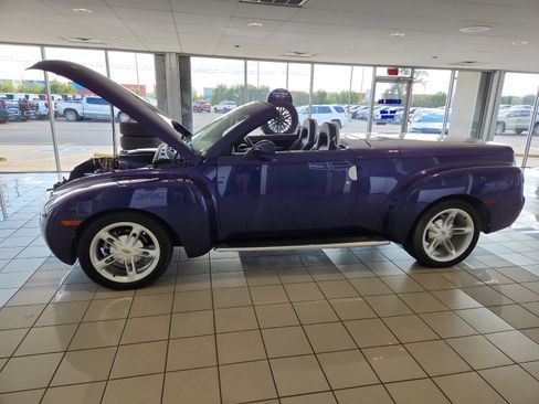 Used 2004 Chevrolet SSR w/ Preferred Equipment Group image 2