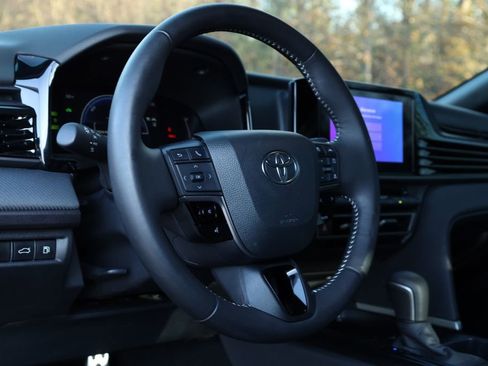 Used 2025 Toyota Camry SE image 6