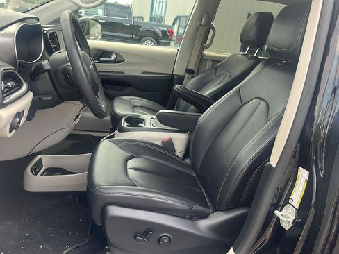 Used 2024 Chrysler Pacifica Touring-L FWD image 9