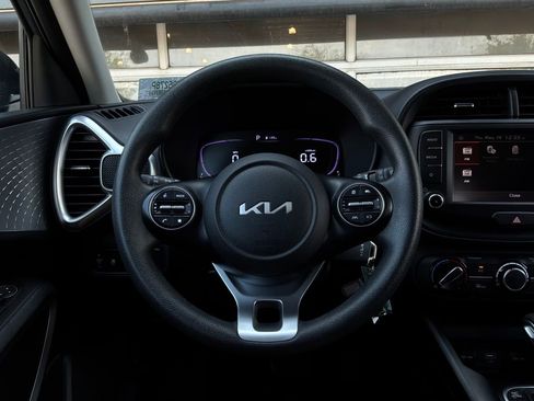 Used 2025 Kia Soul LX w/ LX Technology Package FWD image 30