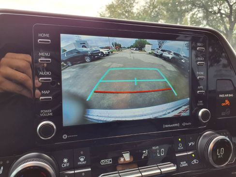 Used 2022 Toyota Highlander XLE FWD image 6