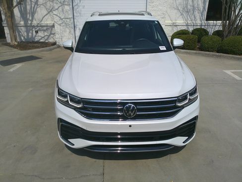 Used 2024 Volkswagen Tiguan SEL R-Line image 3