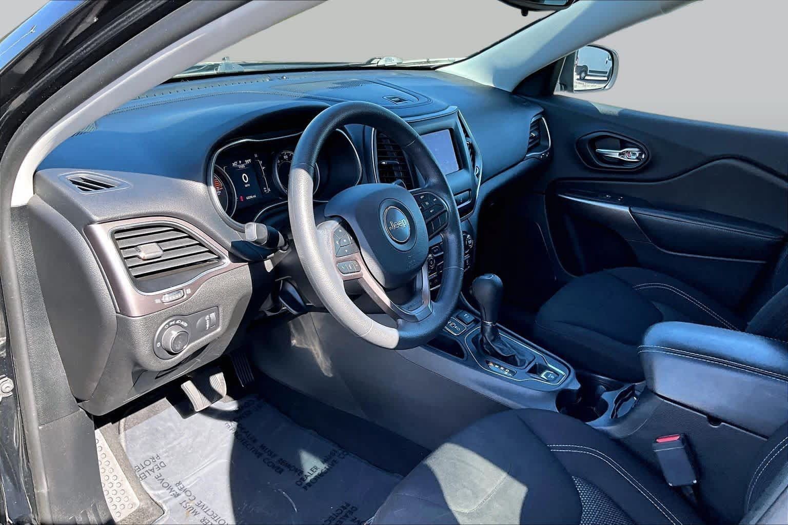 Used 2021 Jeep Cherokee Latitude FWD image 16