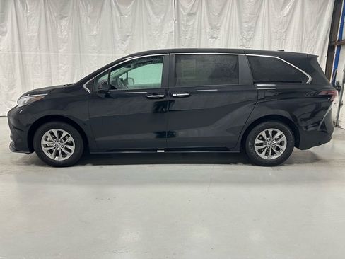 Used 2025 Toyota Sienna XLE image 4