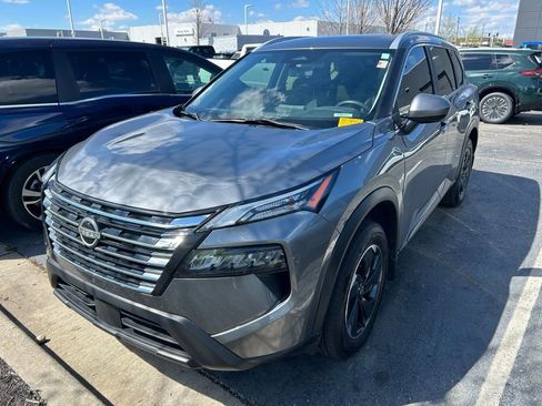 Used 2024 Nissan Rogue SV w/ SV Premium Package image 2