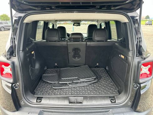 Used 2017 Jeep Renegade Trailhawk w/ Premium Trailhawk Package AWD/4WD image 10