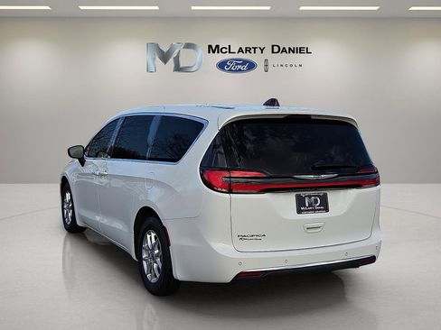 Used 2024 Chrysler Pacifica Touring-L image 4