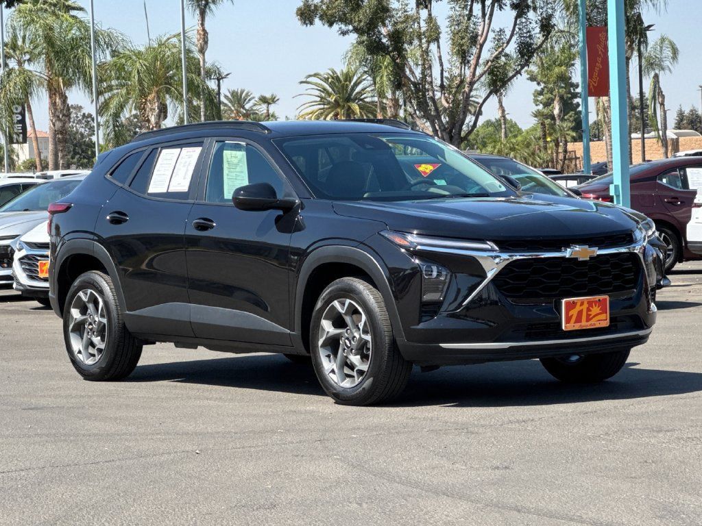 Used 2025 Chevrolet Trax LT FWD image 7