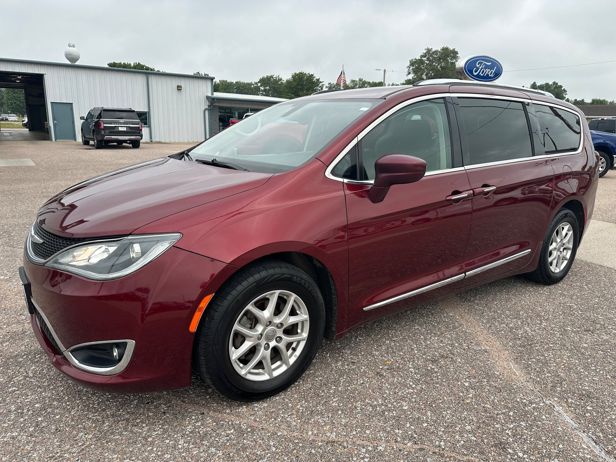 Used 2020 Chrysler Pacifica Touring-L FWD image 1
