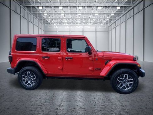 Used 2025 Jeep Wrangler Unlimited Sahara AWD/4WD image 4