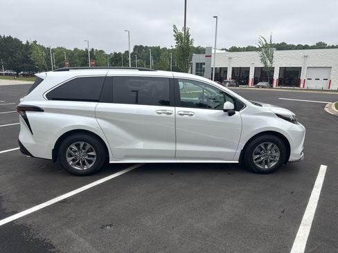 Used 2025 Toyota Sienna XLE w/ XLE Plus Package FWD image 11