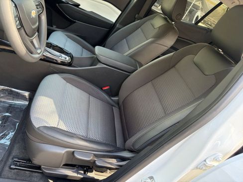 Used 2025 Chevrolet Trax LT image 30