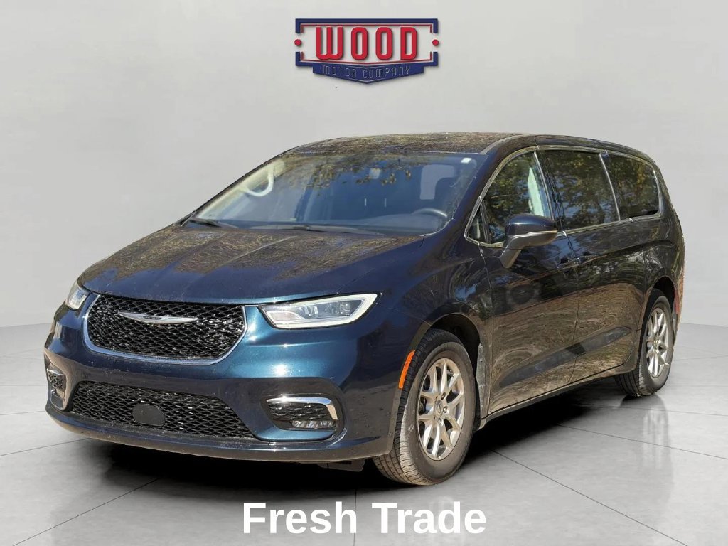 Used 2023 Chrysler Pacifica Touring-L FWD image 3