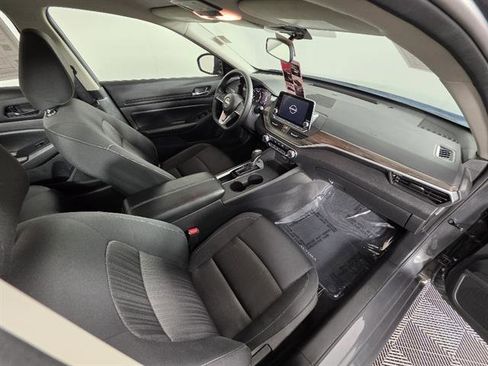 Used 2025 Nissan Altima 2.5 SV FWD image 15