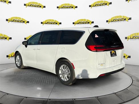 New 2026 Chrysler Pacifica Select image 3