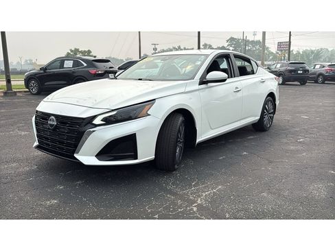 Used 2023 Nissan Altima 2.5 SV AWD/4WD image 3