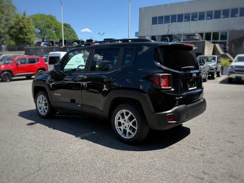 Used 2023 Jeep Renegade Latitude w/ Premium Group AWD/4WD image 12